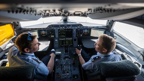Avion Erbas Airbus A350 kokpit pilotska kabina A350 900
