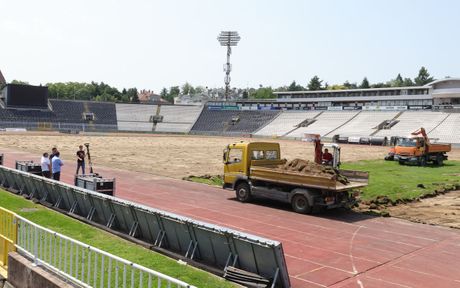 Zamena trave na stadionu Partizana