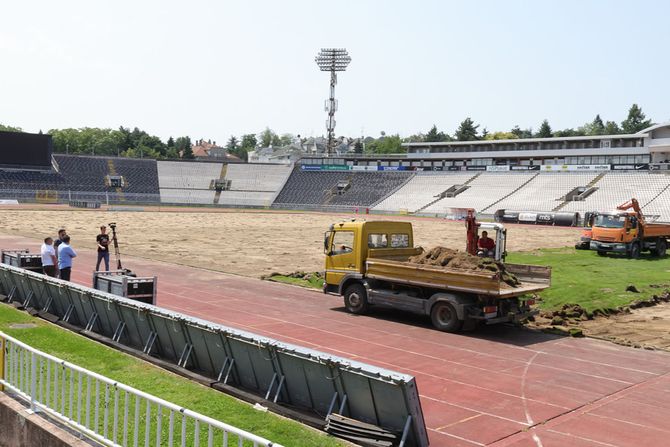 Zamena trave na stadionu Partizana