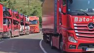 Srbi na Jarinju propuštaju automobile i autobuse, kamioni sa RKS tablicama ne mogu da prođu