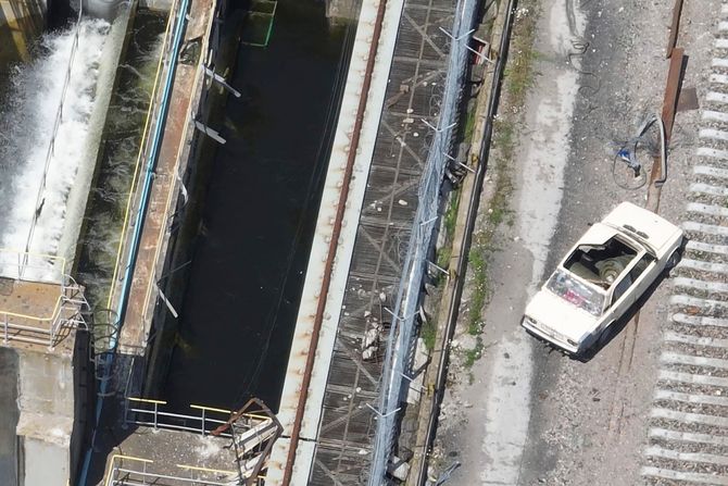 Automobil na brani Kahovka pre njenog rušenja Automobil na brani Kahovka pre njenog rušenja