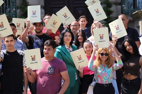 Uručene stipendije učenicima srednjih škola i studentima romske nacionalnosti