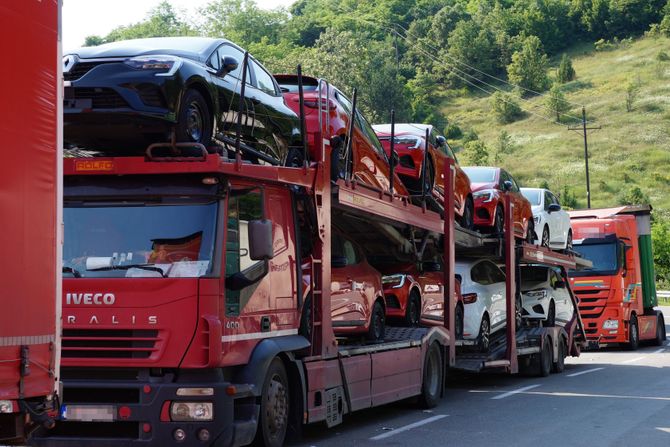 Raška Jarinje  kamioni blokada vozači kamiona iz Srbije ne dozvoljavaju prelaz putem Kosovska Mitrovica - Raška