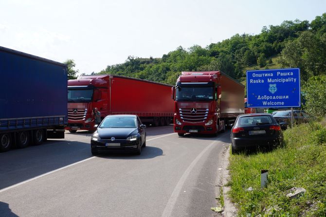 Raška Jarinje  kamioni blokada vozači kamiona iz Srbije ne dozvoljavaju prelaz putem Kosovska Mitrovica - Raška