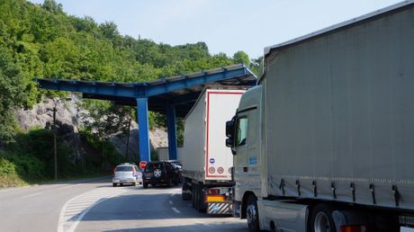 Raška Jarinje  kamioni blokada vozači kamiona iz Srbije ne dozvoljavaju prelaz putem Kosovska Mitrovica - Raška
