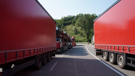 Raška Jarinje  kamioni blokada vozači kamiona iz Srbije ne dozvoljavaju prelaz putem Kosovska Mitrovica - Raška