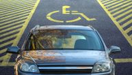 Zauzeto invalidsko parking mesto Miletu napravilo pakao: Sa ženom u kolicima stao sa strane, pa dobio kaznu