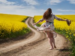 leto, devojka u haljini