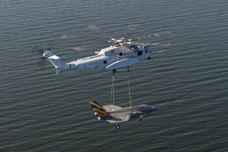 Helikopter "King Stalion" prenosi borbeni avion "Lajtning"
