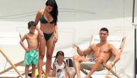 Georgina u tangama "gori" na luksuznoj jahti: Ronaldo vreme sa porodicom provodi na italijanskom ostrvu