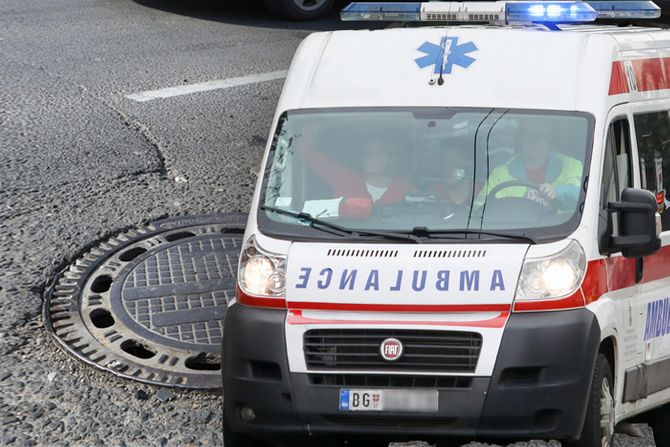 Šaht rupa na putu hitna pomoć Šaht rupa na putu hitna pomoć