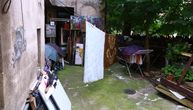 Misteriozna "galerija" u dvorištu napuštene kuće na Kosančićevom vencu: Umetnička dela natapa kiša