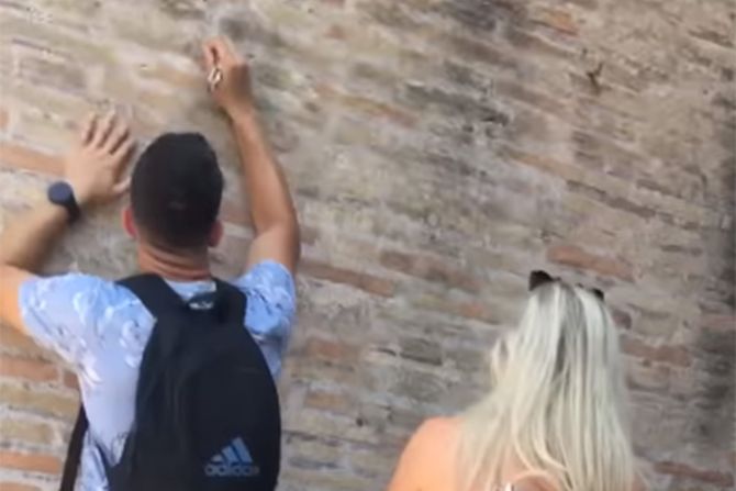 Turista Ivan vandalizam urezivanje imena Koloseum Turista Ivan vandalizam urezivanje imena Koloseum
