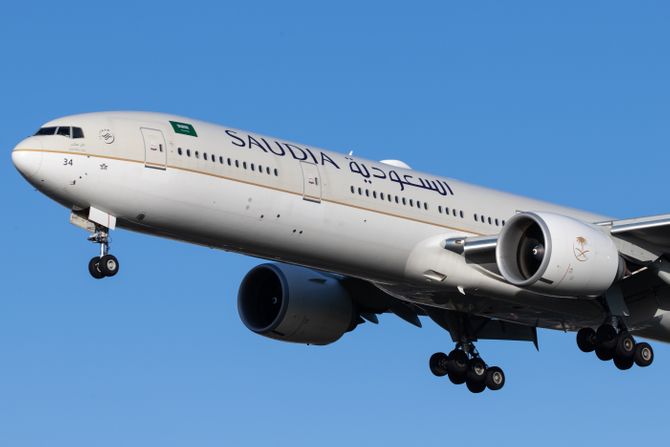 Saudia Airlines avion  Boeing B77W (HZ-AK34 61596)