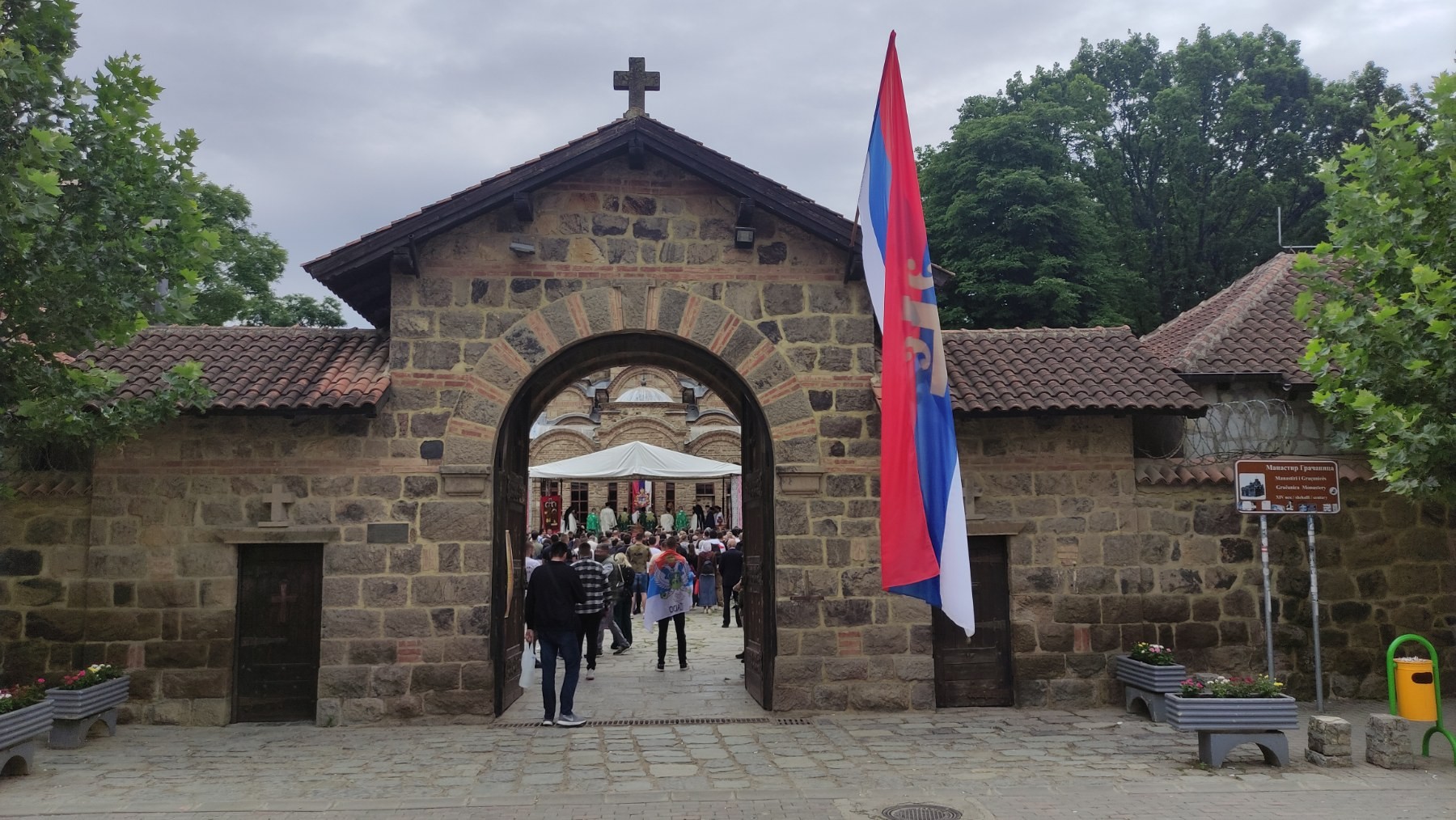 U Gračanici postavljen bilbord “Vidovdan 2026”