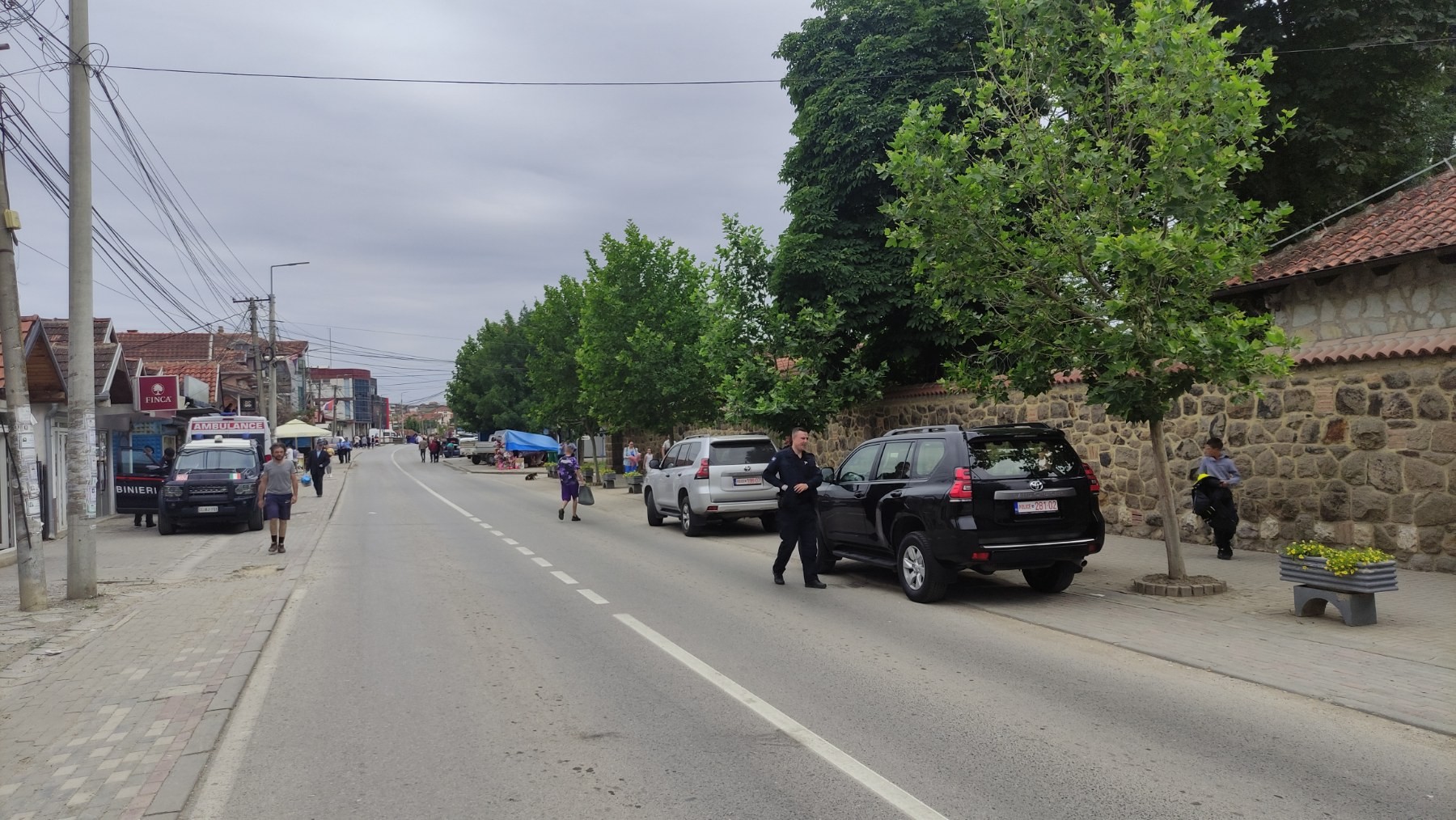 Svadbena kolona prošla kroz Gračanicu okićena zastavama OVK i Albanije