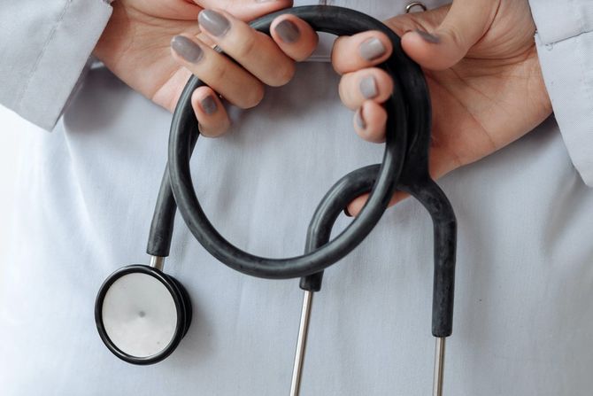 Doktorka sa stetoskopom, stetoskop Doktorka sa stetoskopom, stetoskop