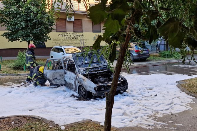 Izgoreo automobil marke VW Čika Stevina ulica Detelinara Novi Sad