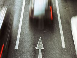 Automobil brzina suprotna traka