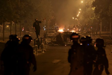 Francuska Pariz Nantere neredi sukobi