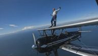 Vuk se šetao po krilu aviona u letu iznad Vašingtona: Neverovatan podvig i jaka poruka avanturiste