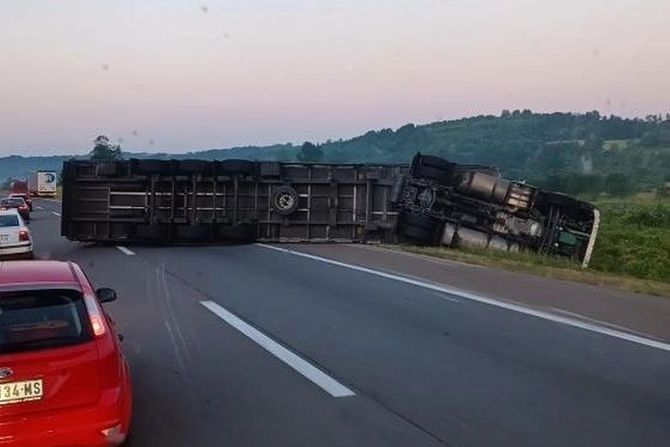 Saobraćajna nesreća, šleper, autoput