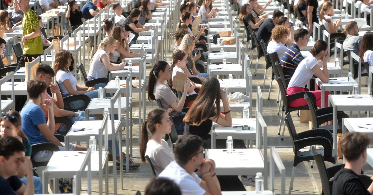 Osmaci i danas polažu probni završni ispit! Na redu je test iz srpskog jezika i predmeta po izboru