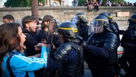 Demonstranti upali kolima u kuću gradonačelnika: Povređeni žena i dete, hteli da pobegnu od napadača