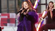 Ispod sakoa i ljubičastog šala krije se smeli stajling: Rita Ora ponovo zavodi