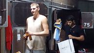 Hit fotke Nikole Jokića iz Napulja: Viđen sa flašama piva u ruci, sedeo s navijačima na pločniku...