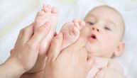 Pomozite bebi jednostavnim pokretima: Refleksologija otklanja i potencijalne bolove