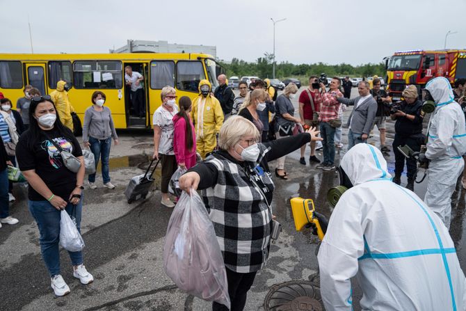 Ukrajinci proveravaju nivo radijacije vozila i ljudi koji idu iz Zaporožja