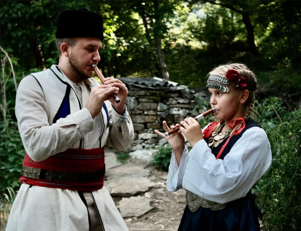 Dušan i Mila u rukama ne drže mobilne telefone, već čuvaju nešto zbog čega Srbi mogu da im se zahvale