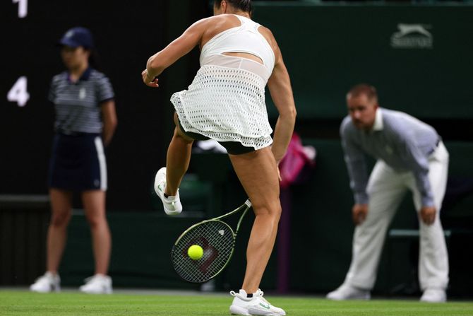 Arina Sabalenka Aryna Sabalenka Vimbldon noge loptica