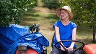 Jelena je sa traktorom na "ti": Ona i suprug zaslužni su za proizvodnju 4.000 litara soka od organske višnje