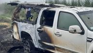 Potpuno izgoreo automobil, vatra se proširila na rastinje: Sumnja se da se auspuh zapalio