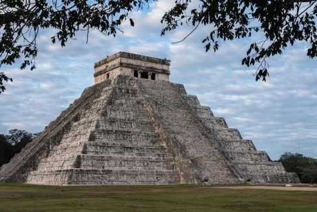 Meksiko  Castillo or the Temple hram of Kukulkan is the largest pyramid piramida  in the ruins of the great Mayan city