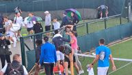 Novak u zagrljaju sa teniserkom koju stalno napadaju: Pada kiša, ali pozdrav između šampiona nije izostao