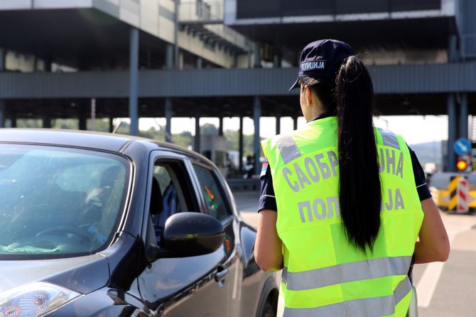 Saobraćajac, saobraćajna policija, policajka, naplatna rampa, kontrola saobraćaja