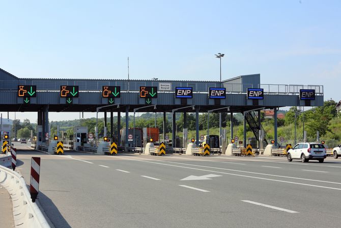 Saobraćajac, saobraćajna policija, policajka, naplatna rampa, kontrola saobraćaja