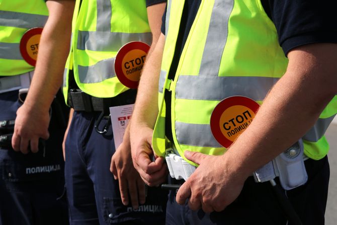 Saobraćajac, saobraćajna policija, policajka, naplatna rampa, kontrola saobraćaja