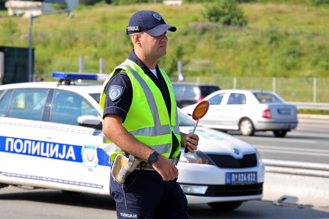 Saobraćajac, saobraćajna policija, policajka, naplatna rampa, kontrola saobraćaja