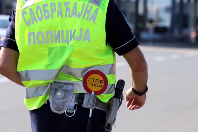 Saobraćajac, saobraćajna policija, policajka, naplatna rampa, kontrola saobraćaja