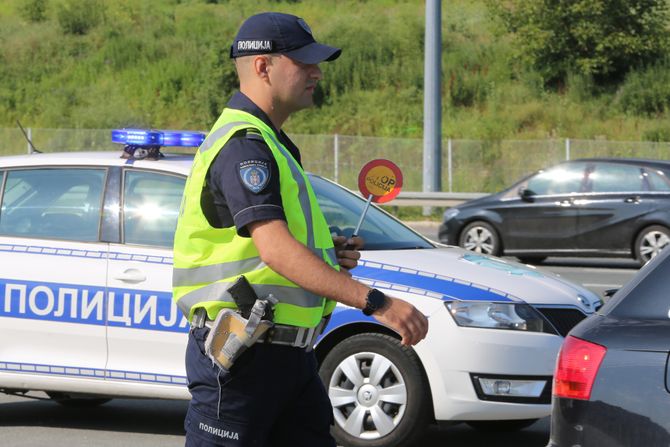 Saobraćajac, saobraćajna policija, policajka, naplatna rampa, kontrola saobraćaja