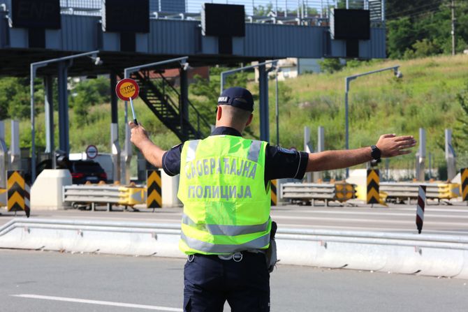 Saobraćajac, saobraćajna policija, policajka, naplatna rampa, kontrola saobraćaja