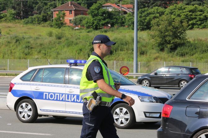 Saobraćajac, saobraćajna policija, policajka, naplatna rampa, kontrola saobraćaja