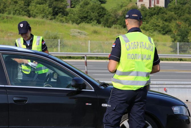 Saobraćajac, saobraćajna policija, policajka, naplatna rampa, kontrola saobraćaja