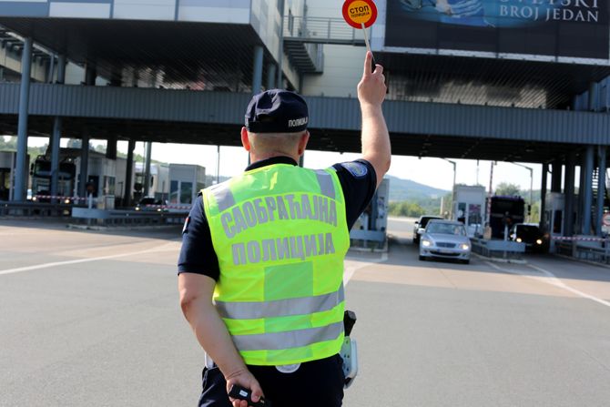 Saobraćajac, saobraćajna policija, policajka, naplatna rampa, kontrola saobraćaja