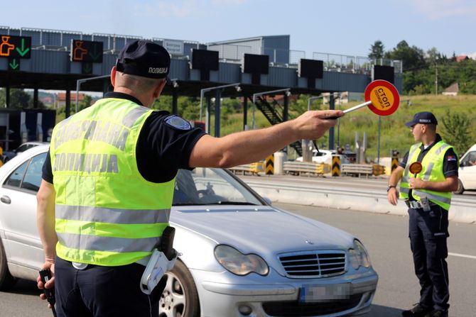 Saobraćajac, saobraćajna policija, policajka, naplatna rampa, kontrola saobraćaja