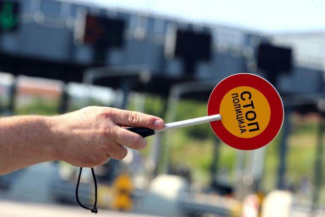 Saobraćajac, saobraćajna policija, policajka, naplatna rampa, kontrola saobraćaja